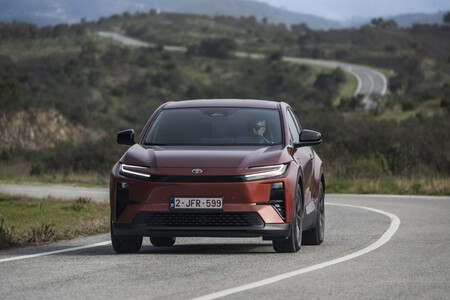 Elektromos erő, precíz irányíthatóság: így vezet a Toyota C-HR+