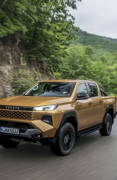 Megérkezett az új Toyota HILUX – kompromisszummentes munkavégzés és offroad élmény  immár teljesen elektromos hajtással is