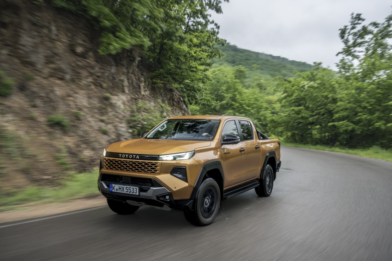 Megérkezett az új Toyota HILUX – kompromisszummentes munkavégzés és offroad élmény immár teljesen elektromos hajtással is