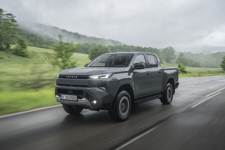 Megérkezett az új Toyota HILUX – kompromisszummentes munkavégzés és offroad élmény  immár teljesen elektromos hajtással is