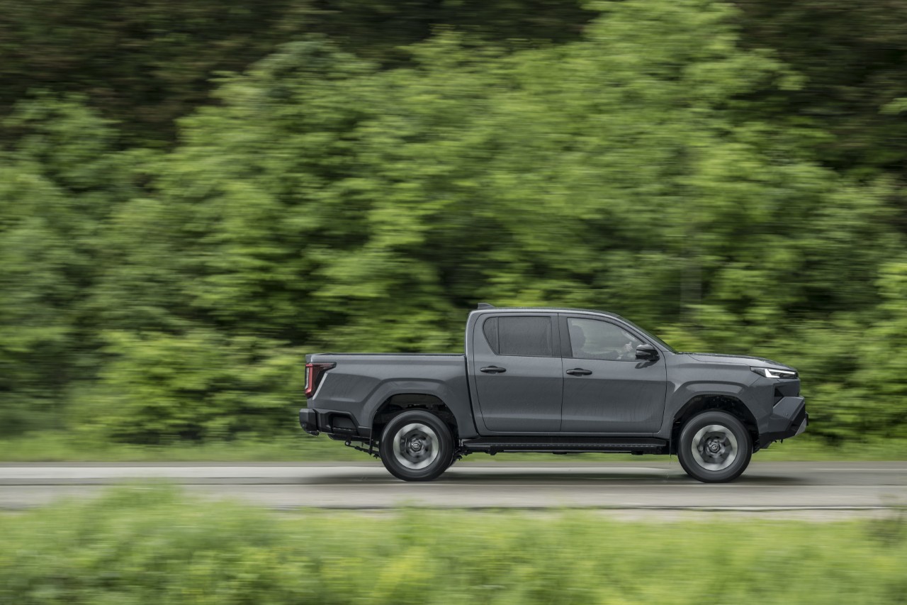 Megérkezett az új Toyota HILUX – kompromisszummentes munkavégzés és offroad élmény  immár teljesen elektromos hajtással is