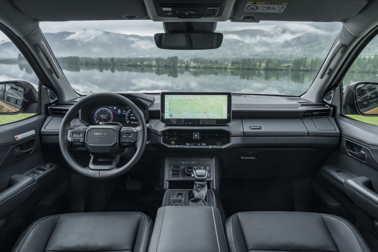 Megérkezett az új Toyota HILUX – kompromisszummentes munkavégzés és offroad élmény immár teljesen elektromos hajtással is