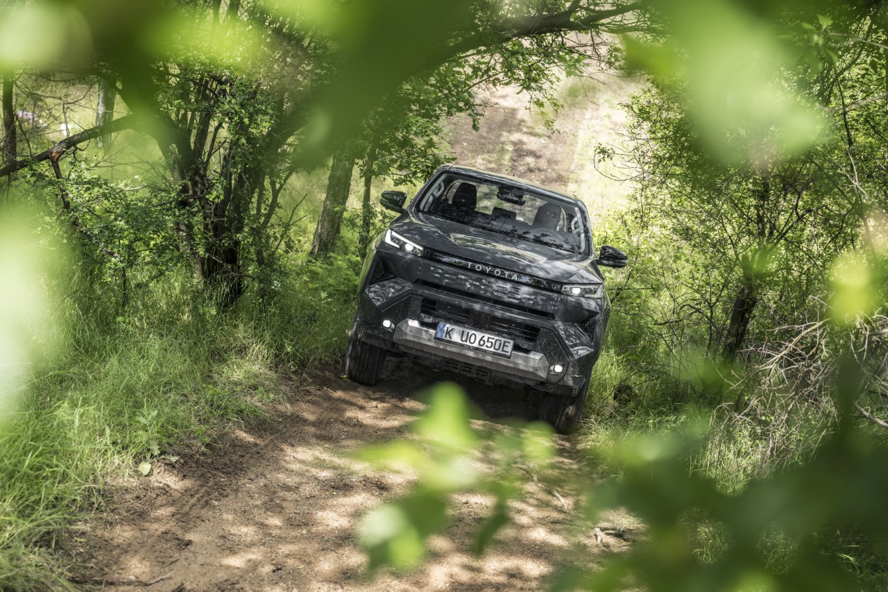 Megérkezett az új Toyota HILUX – kompromisszummentes munkavégzés és offroad élmény immár teljesen elektromos hajtással is