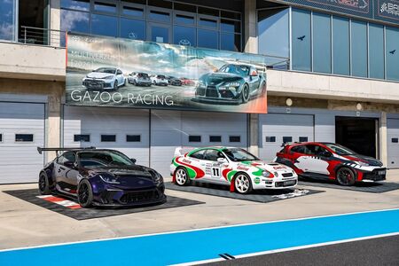 Toyota Ünnep a Balaton Park Circuiten: üzleti partnereivel és a márka rajongóival ünnepelte hazai jelenlétének 35. évfordulóját és az idei 8 új modell bevezetését Magyarország piacvezető autómárkája
