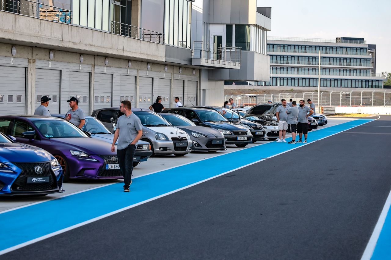 Toyota Ünnep a Balaton Park Circuiten: üzleti partnereivel és a márka rajongóival ünnepelte hazai jelenlétének 35. évfordulóját és az idei 8 új modell bevezetését Magyarország piacvezető autómárkája