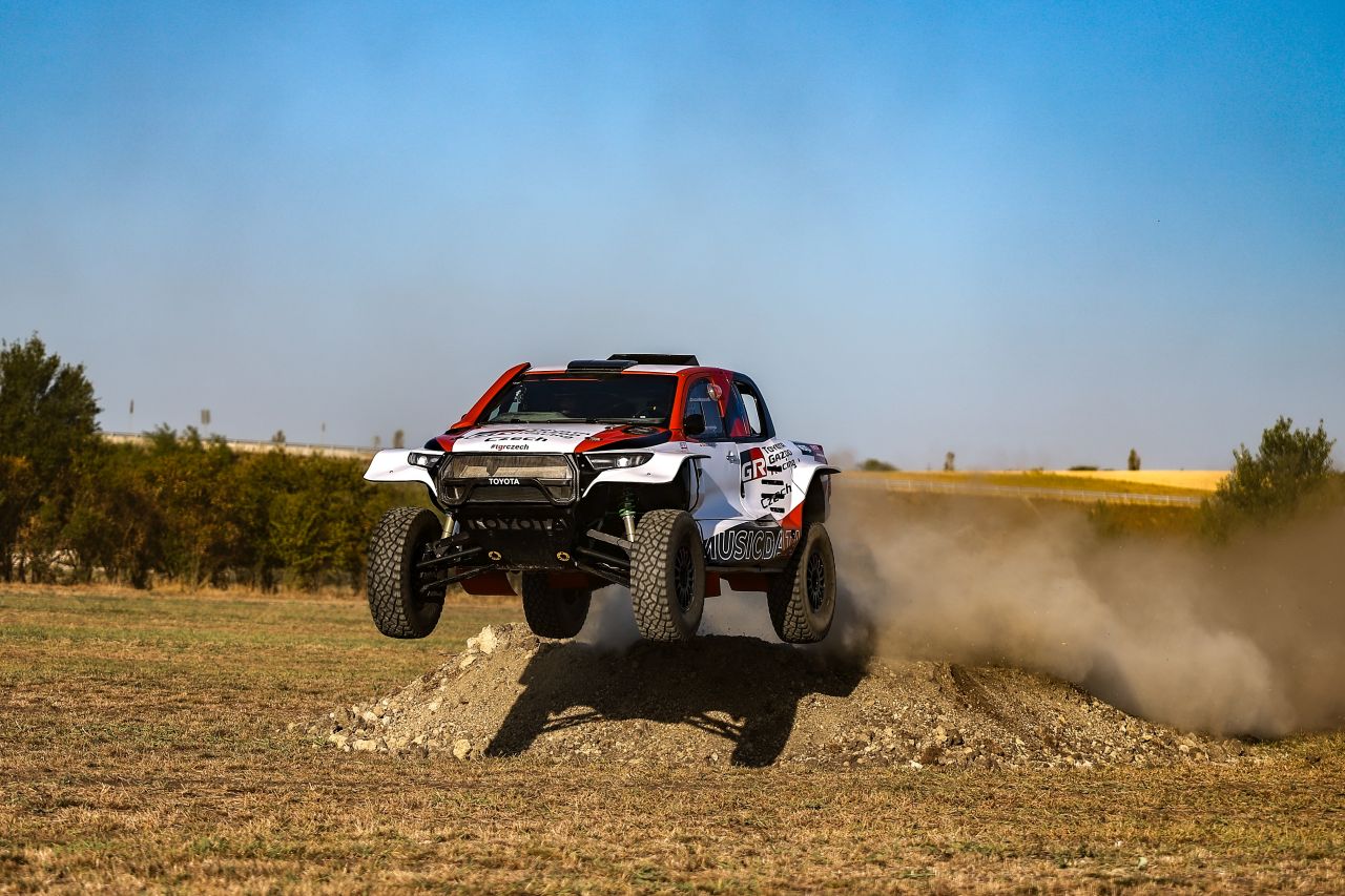 Toyota Ünnep a Balaton Park Circuiten: üzleti partnereivel és a márka rajongóival ünnepelte hazai jelenlétének 35. évfordulóját és az idei 8 új modell bevezetését Magyarország piacvezető autómárkája