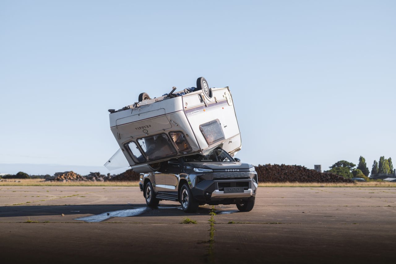 Egy 760 kilós lakókocsit dobtak az új elektromos Toyota Hiluxra. Túlélte.
