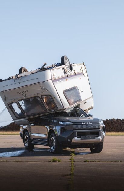 Egy 760 kilós lakókocsit dobtak az új elektromos Toyota Hiluxra. Túlélte.