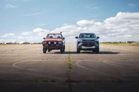 Egy 760 kilós lakókocsit dobtak az új elektromos Toyota Hiluxra. Túlélte.