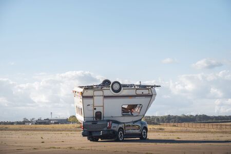 Egy 760 kilós lakókocsit dobtak az új elektromos Toyota Hiluxra. Túlélte.