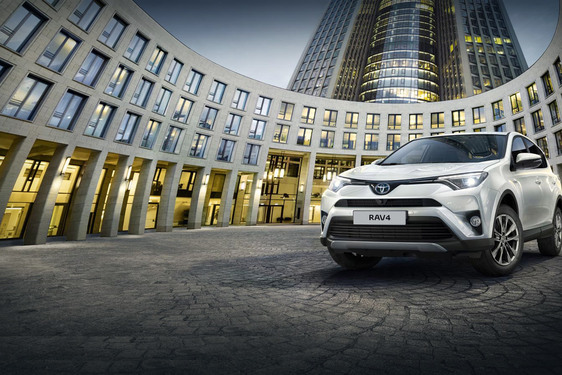 EURÓPASZERTE TAROLT A TOYOTA ÉS A LEXUS AZ ELSŐ FÉLÉVBEN