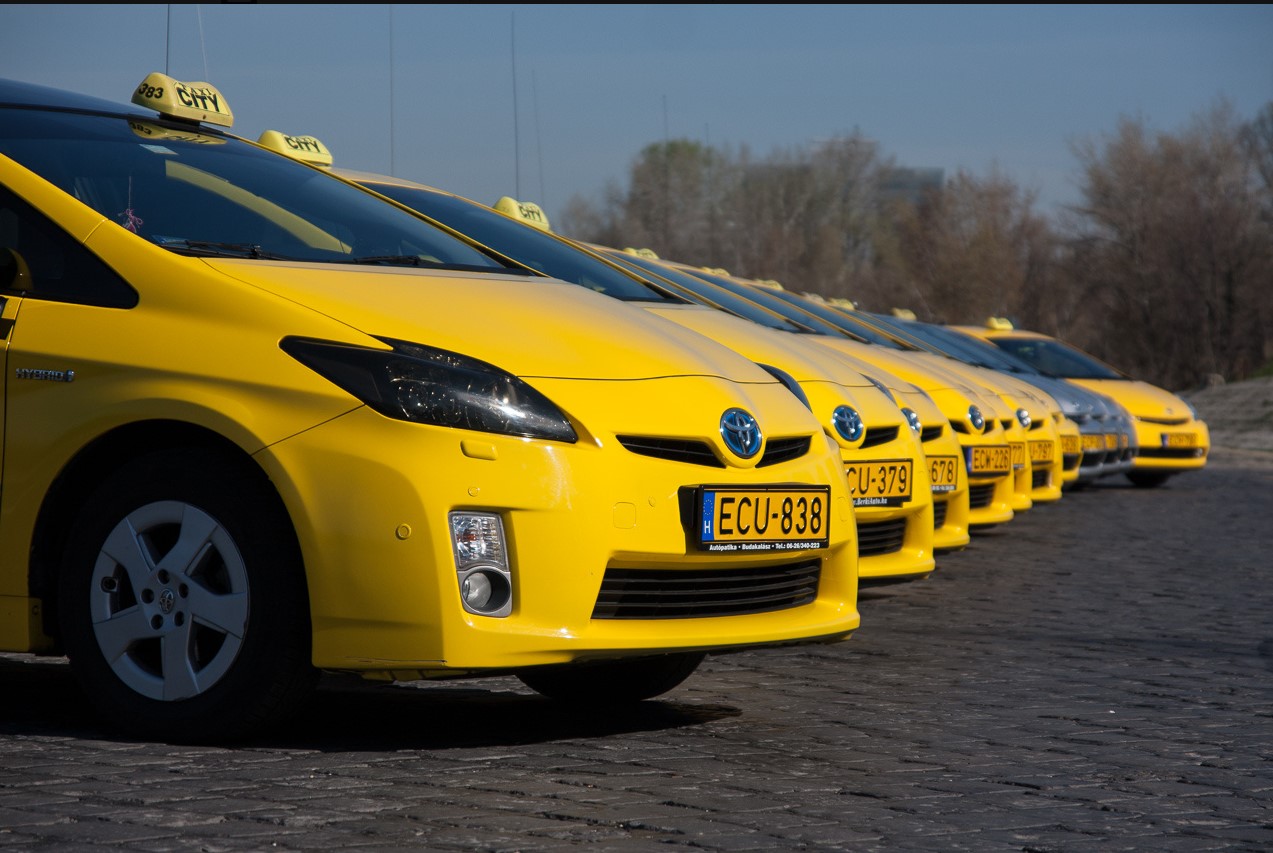 EGYÜTTMŰKÖDIK A JAPÁN TAXITÁRSASÁGOK SZÖVETSÉGE ÉS A TOYOTA A JAPÁN TAXIZÁS JÖVŐJÉÉRT