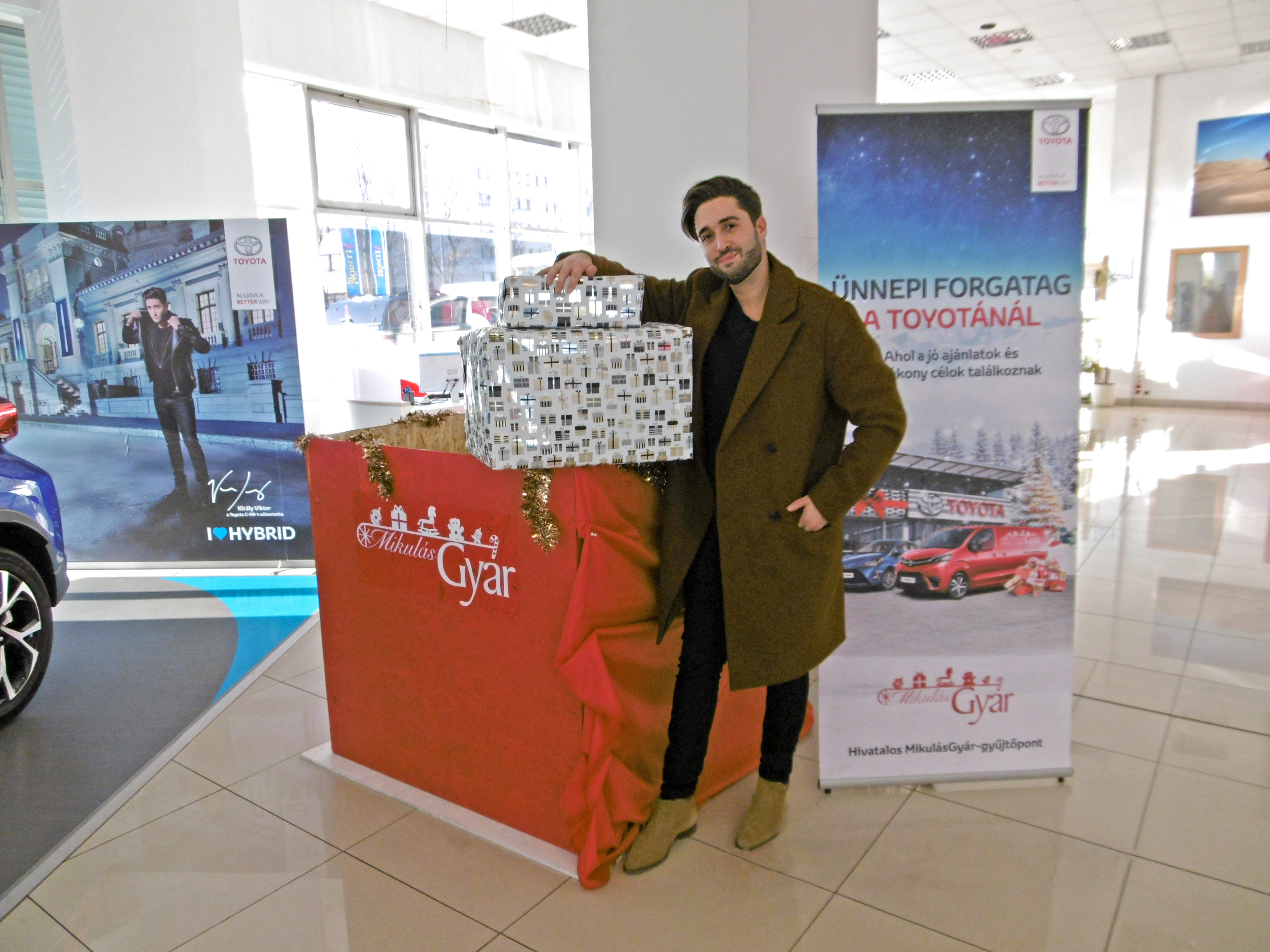 KIRÁLY VIKTOR EGY TOYOTA SZALONBAN ADTA LE A MIKULÁSGYÁRNAK SZÁNT AJÁNDÉKÁT