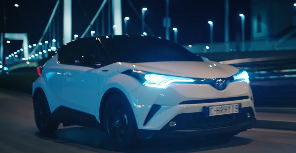 BUDAPESTEN FORGATTÁK A VILÁG LEGNÉPSZERŰBB HIBRID AUTÓJÁNAK VADONATÚJ REKLÁMFILMJÉT