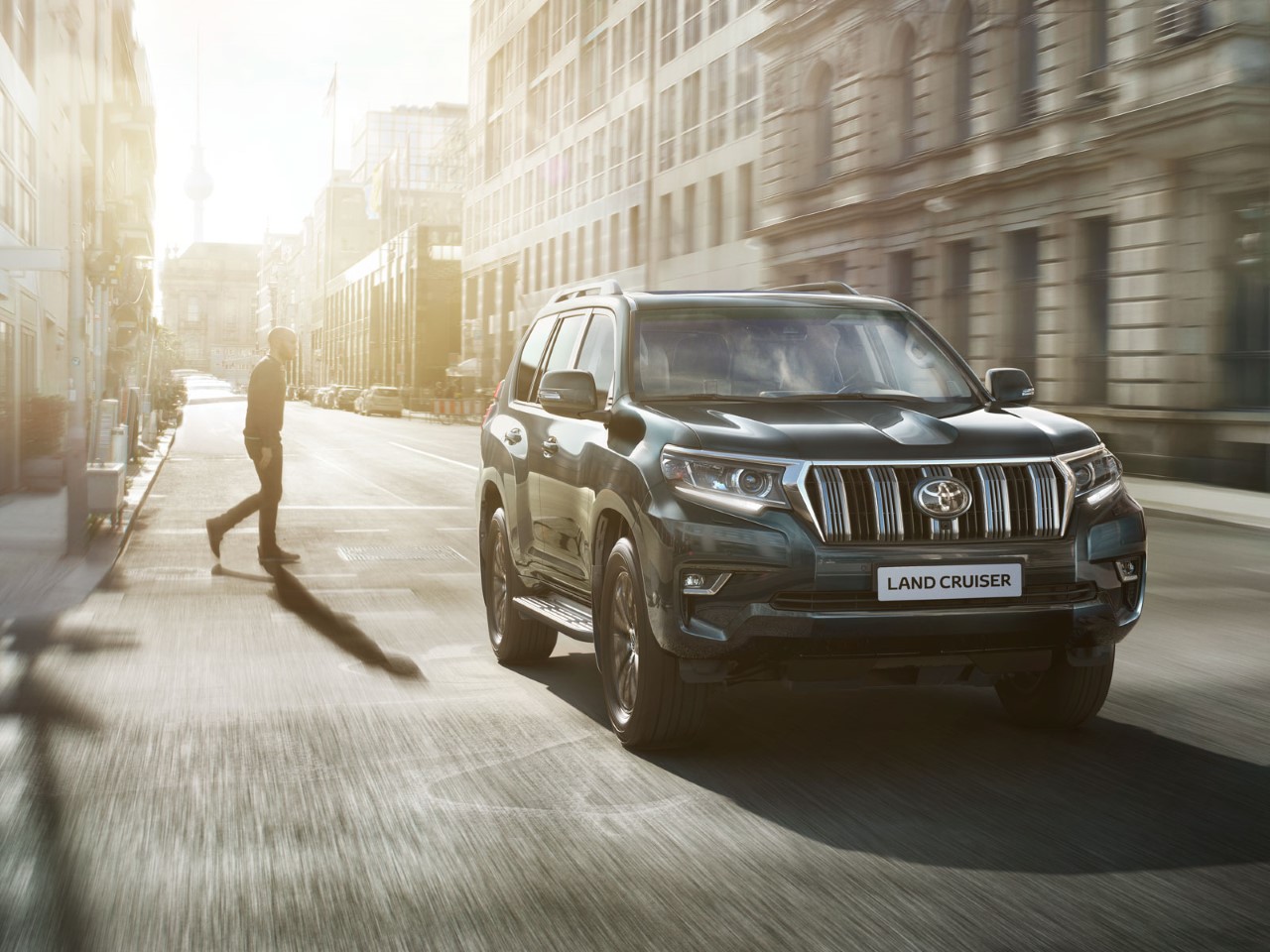 MEGÁLLÍTHATATLAN A SUVOK SZÁRNYALÁSA VILÁGSZERTE ÉS IDEHAZA – TAROL A TOYOTA ÉS A LEXUS