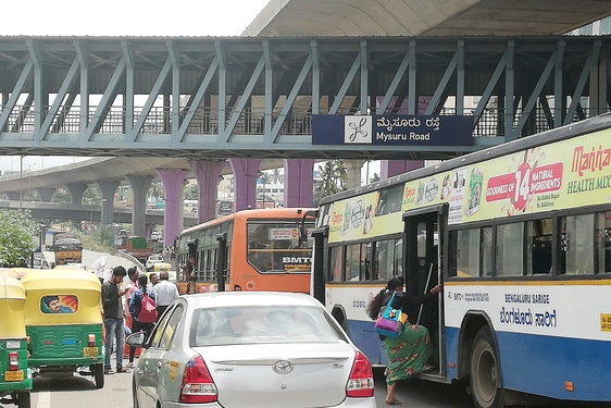  JÁRMŰMEGOSZTÓ SZOLGÁLTATÁST KOMBINÁL TÖMEGKÖZLEKEDÉSSEL A TOYOTA INDIÁBAN