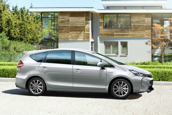 AZ AKKUMOLÁTOROS ELEKTROMOS ELADÁSOK DÖCÖGNEK, A HIBRID ÉRTÉKESÍTÉSEK DÜBÖRÖGNEK EURÓPÁBAN 