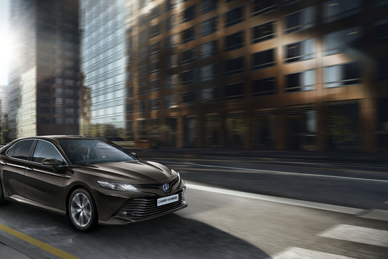 MAGYARORSZÁGRA ÉRKEZIK A VILÁG KEDVENC ZÖLD SZEDÁNJA, TAVASSZAL ITT A HIBRID TOYOTA CAMRY