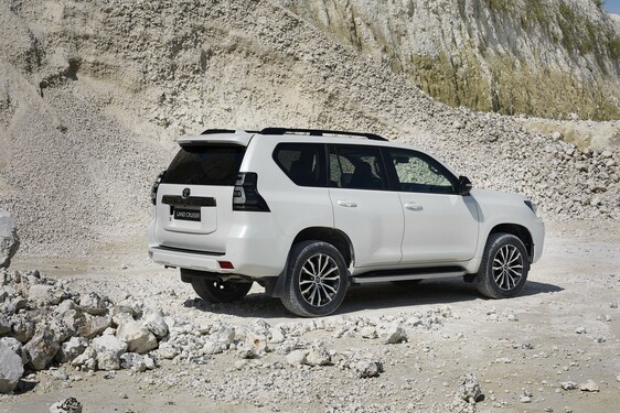 Land Cruiser Black Pack