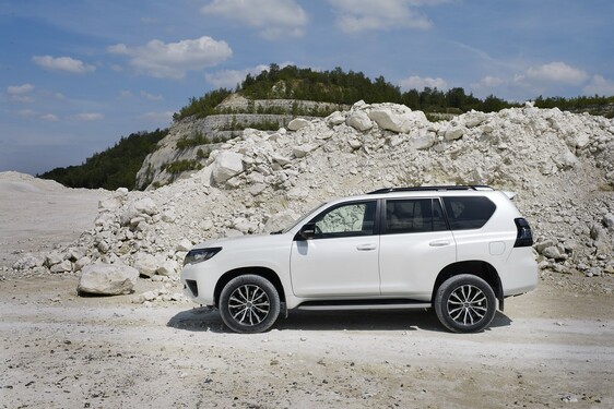 Land Cruiser Black Pack