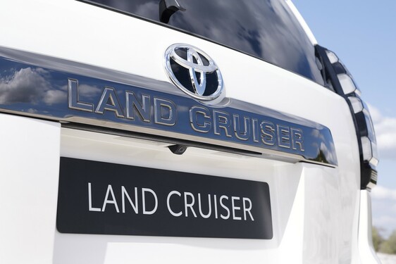 Land Cruiser Black Pack