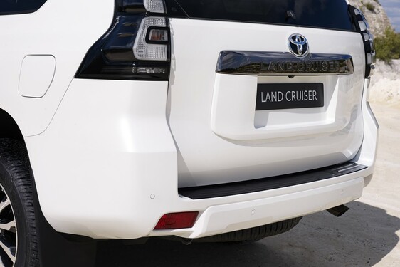 Land Cruiser Black Pack