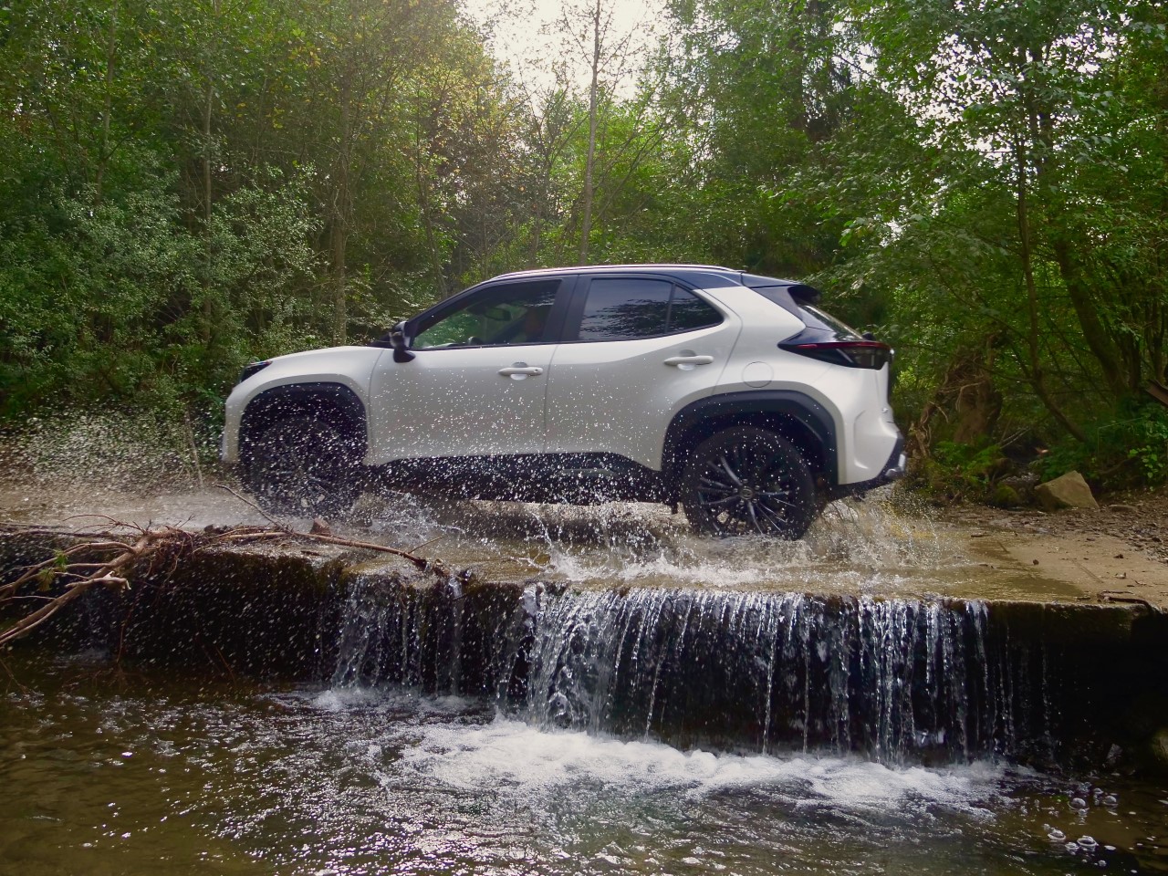 Toyota Yaris Cross z napędem AWD-I przejeżdżająca przez górski strumień