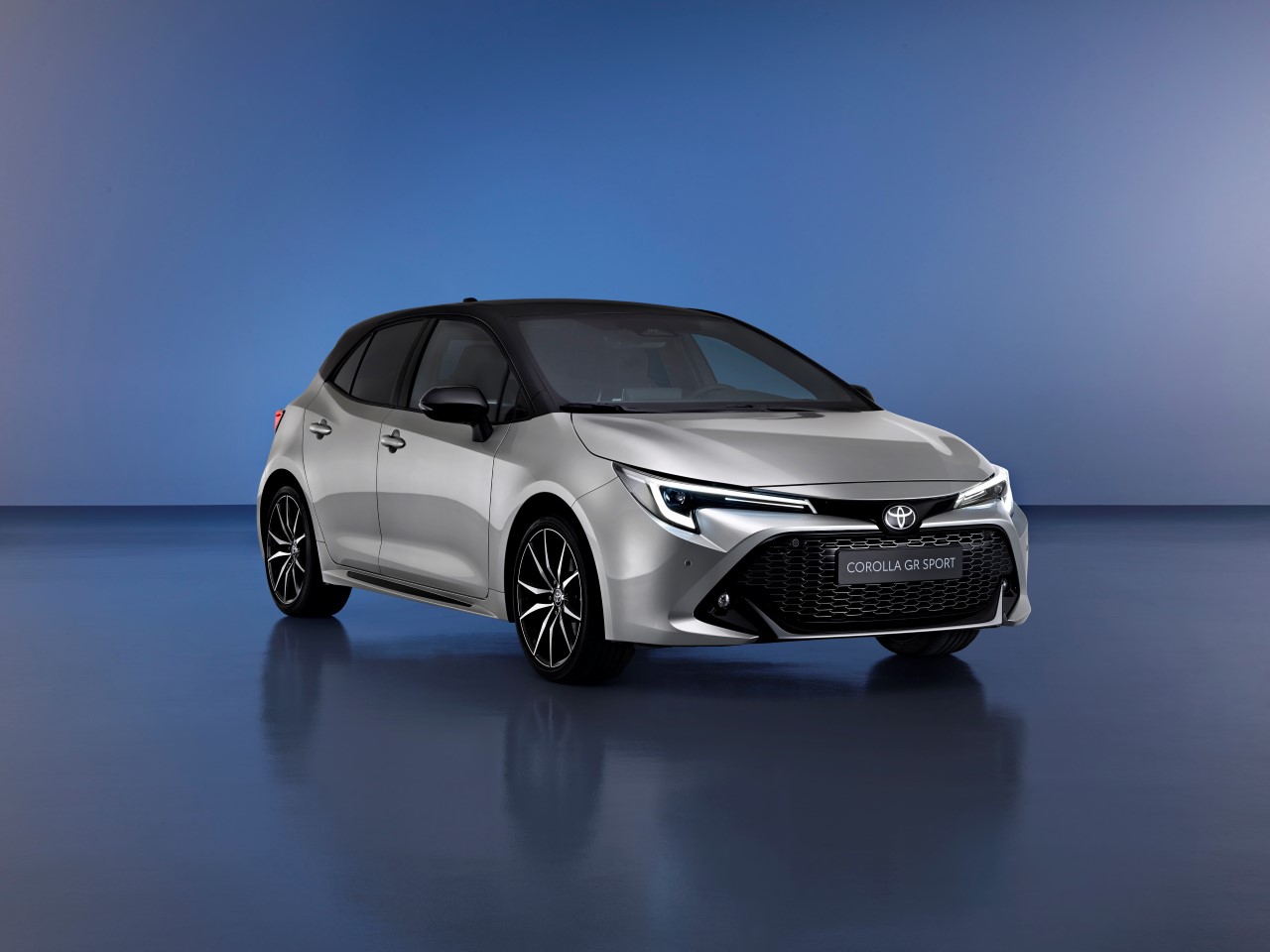 Nowości w gamie Toyoty w 2023 roku. Premiery Corolli Hybrid i Priusa Plug-in Hybrid, nowe ekologiczne napędy i zaawansowane wyposażenie