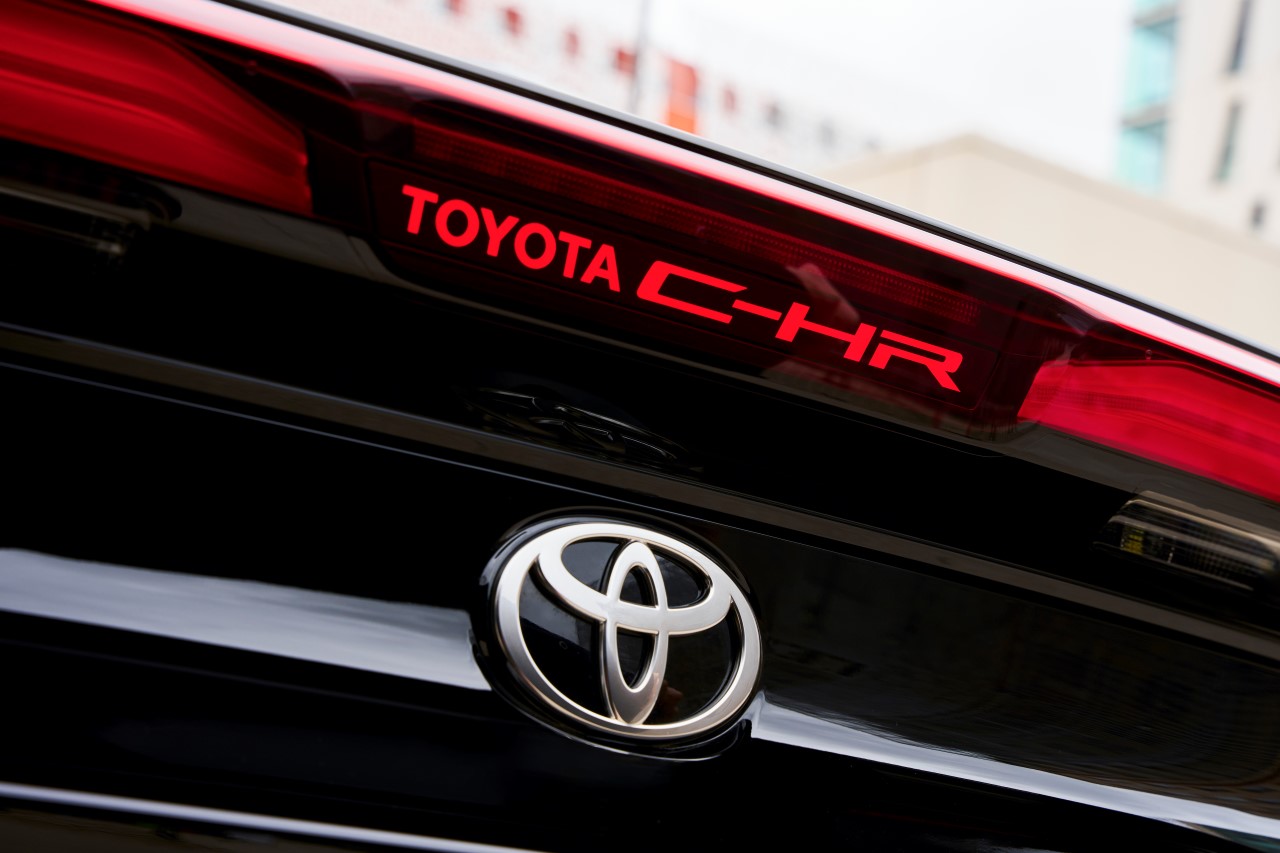 A technológiai forradalmat fűszerezi meg érzéki formákkal a vadonatúj Toyota C-HR plug-in hibrid