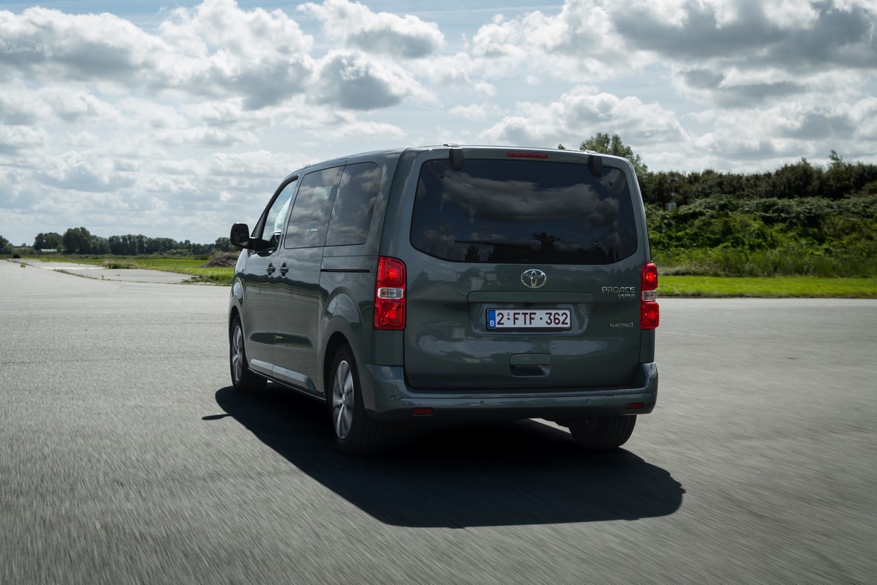 Rodzinne samochody elektryczne z gamy Toyota Professional od 141 500 zł z dotacją NaszEauto 
