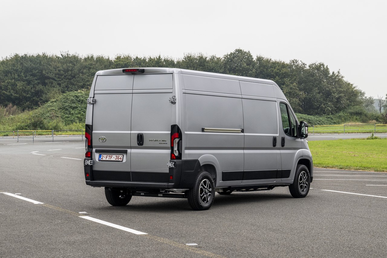 Toyota Professional umacnia swoją rynkową pozycję. PROACE i PROACE CITY wśród najpopularniejszych modeli