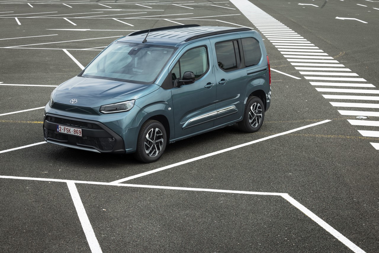 Rodzinne samochody elektryczne z gamy Toyota Professional od 141 500 zł z dotacją NaszEauto 