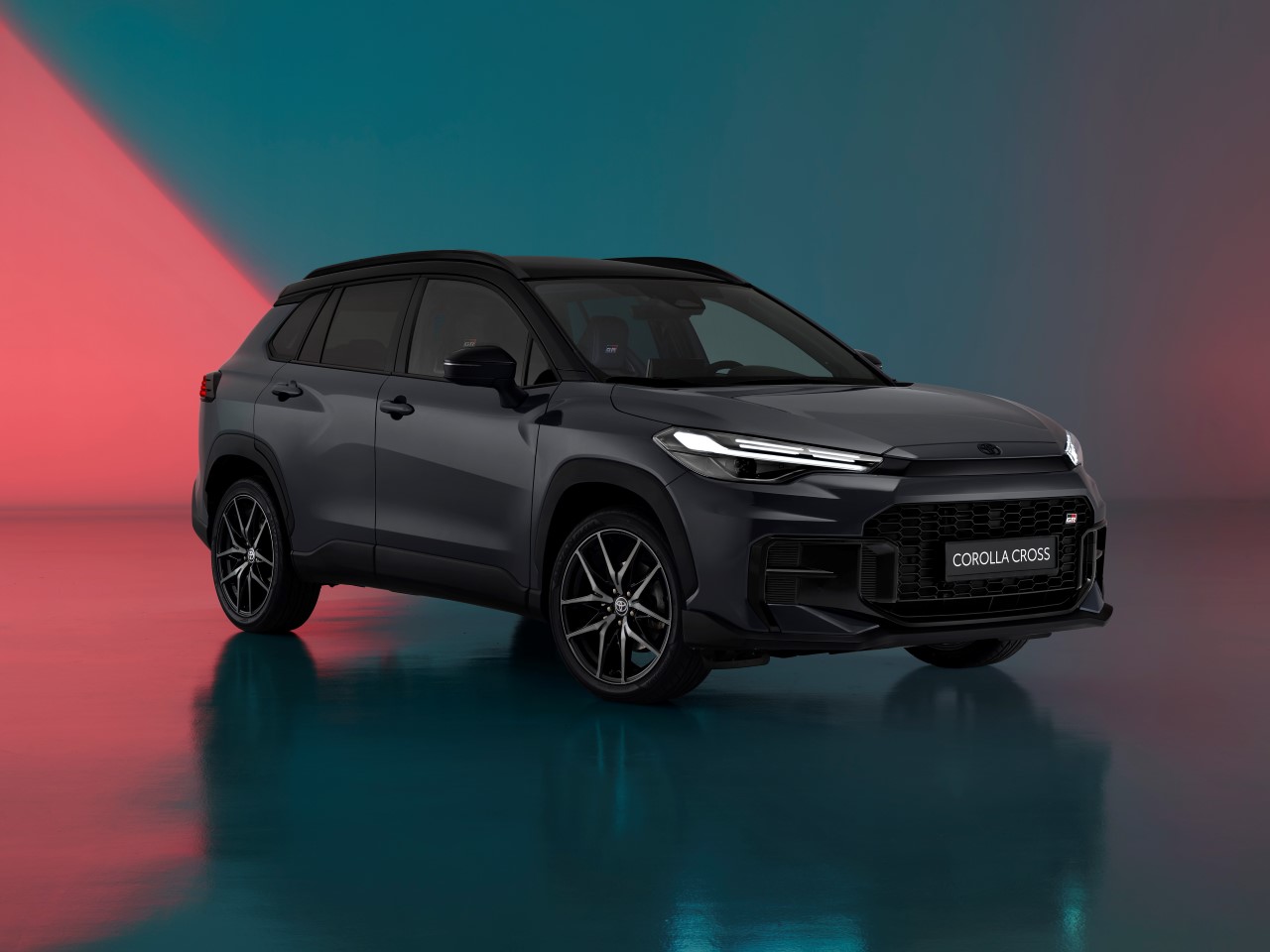 Nowa Corolla Cross z odświeżoną stylistyką i nowymi technologiami. Debiut wersji GR SPORT