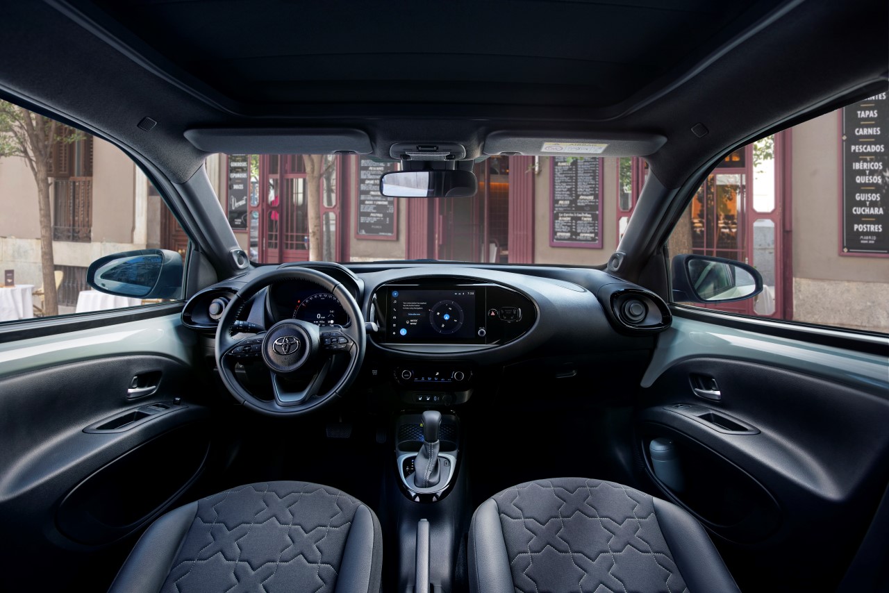 Toyota Aygo X z roku modelowego 2024 z większymi ekranami, nowymi lakierami oraz pakietami dodatkowymi