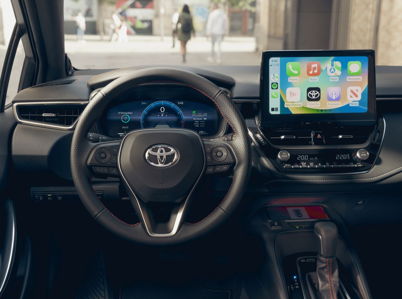 Toyota Corolla z roku modelowego 2024 z cyfrowym kluczykiem, klimatyzacją z systemem nanoe X™ oraz nowymi lakierami