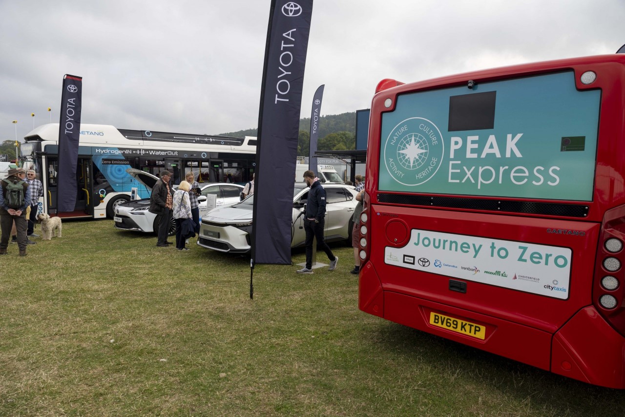 Test wodorowych autobusów Toyoty w Parku Narodowym Peak District w Wielkiej Brytanii
