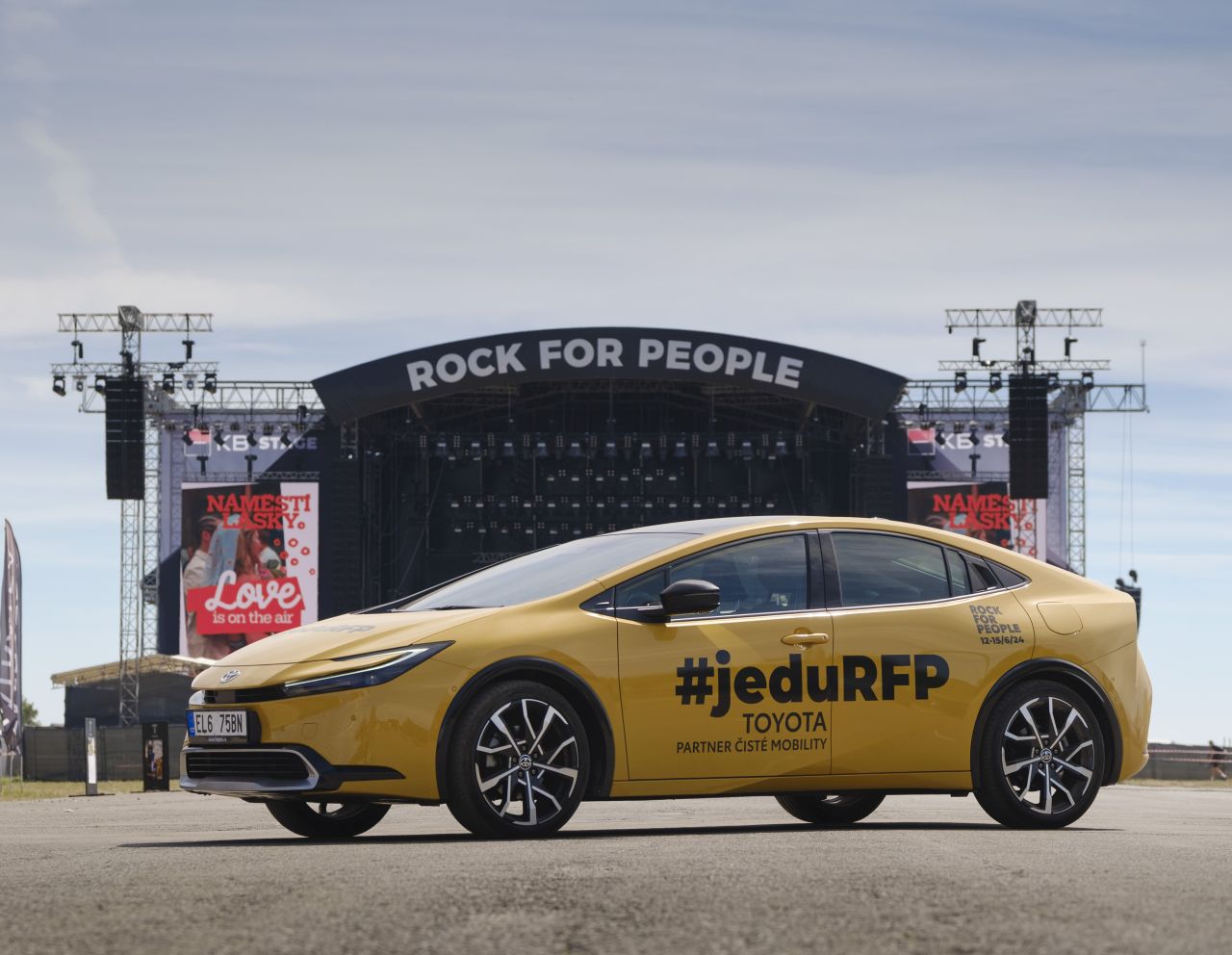 Toyota a Rock for People potřetí: Ekologie, plug-in hybridy a nealko bar
