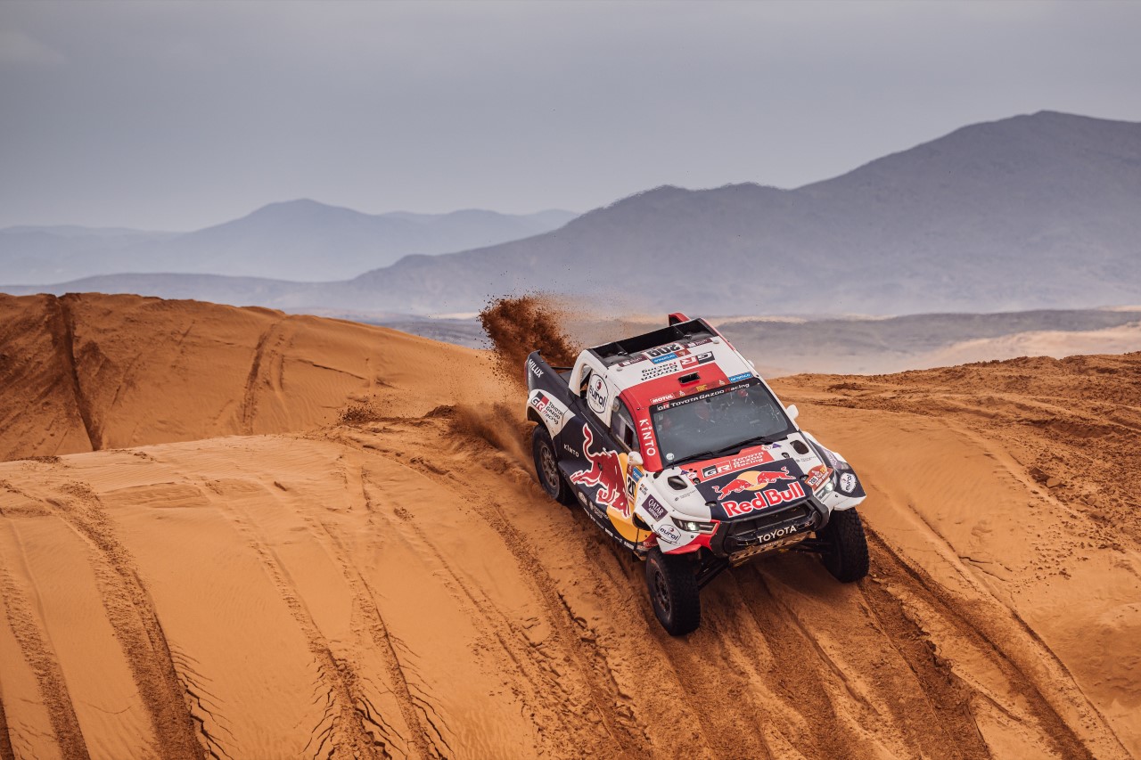 Trzy Toyoty Hilux na prowadzeniu w Rajdzie Dakar 2023 