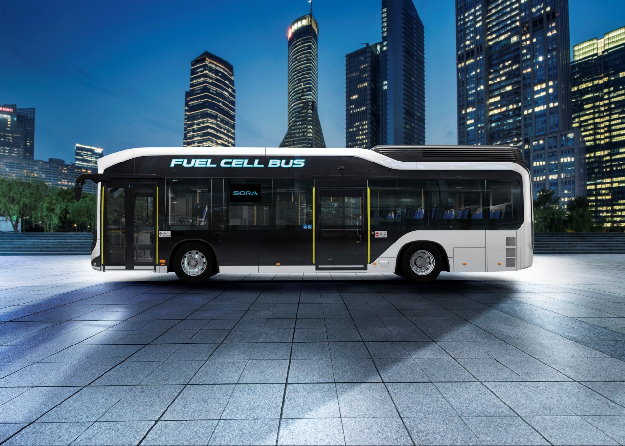 Toyota uvádí sériovou verzi vodíkového autobusu Sora 