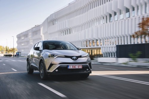 TOYOTA C-HR -   PRVÉ VOZIDLÁ UŽ NA SHOWROOMOCH U AUTORIZOVANÝCH PARTNEROV ZNAČKY