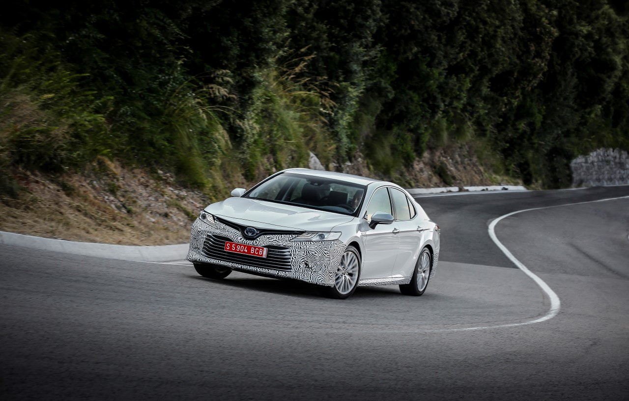 Nowa generacja napędu hybrydowego zadebiutuje w Toyocie Camry. Kultowy model powraca na rynek Unii Europejskiej 