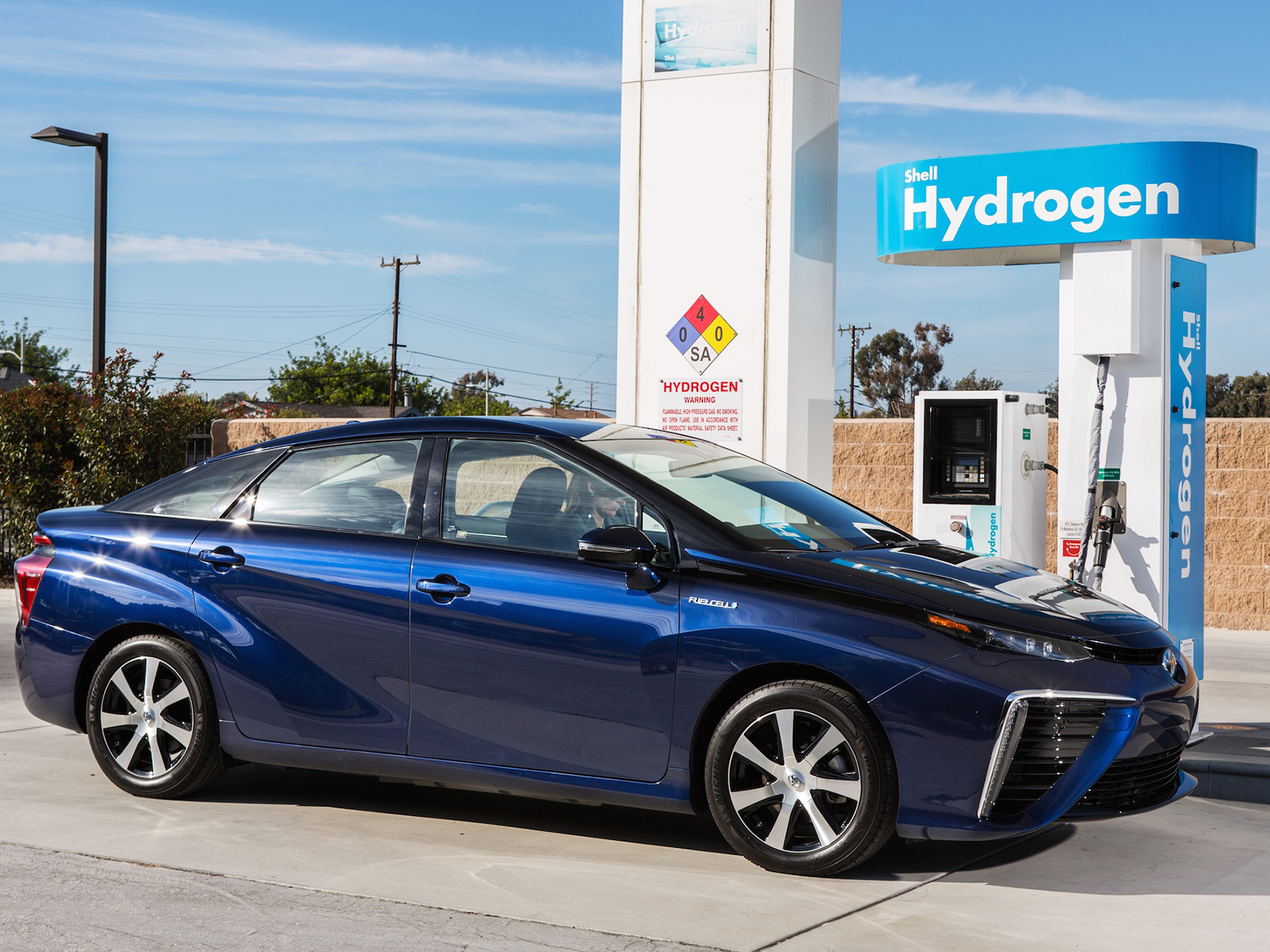 MEGÚJULÓ ENERGIÁT ELŐÁLLÍTÓ LÉTESÍTMÉNYEKBE FEKTET A TOYOTA