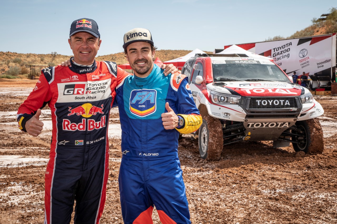 Fernando Alonso testuje Toyotu Hilux v úpravě pro Dakar 