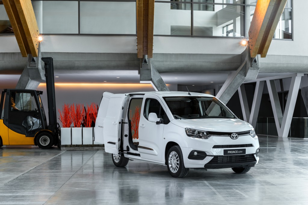 JÖVŐRE ÉVI 100 EZER TOYOTA HASZONGÉPRJÁRMŰ – KÖZTÜK ELEKTROMOS MODELLEK – TALÁLHAT GAZDÁRA EURÓPÁBAN