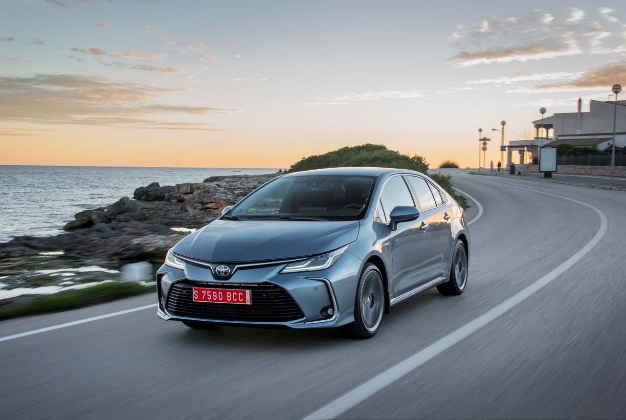 Nowe modele Toyoty otrzymują usługi łączności mobilnej Toyota Connected Car