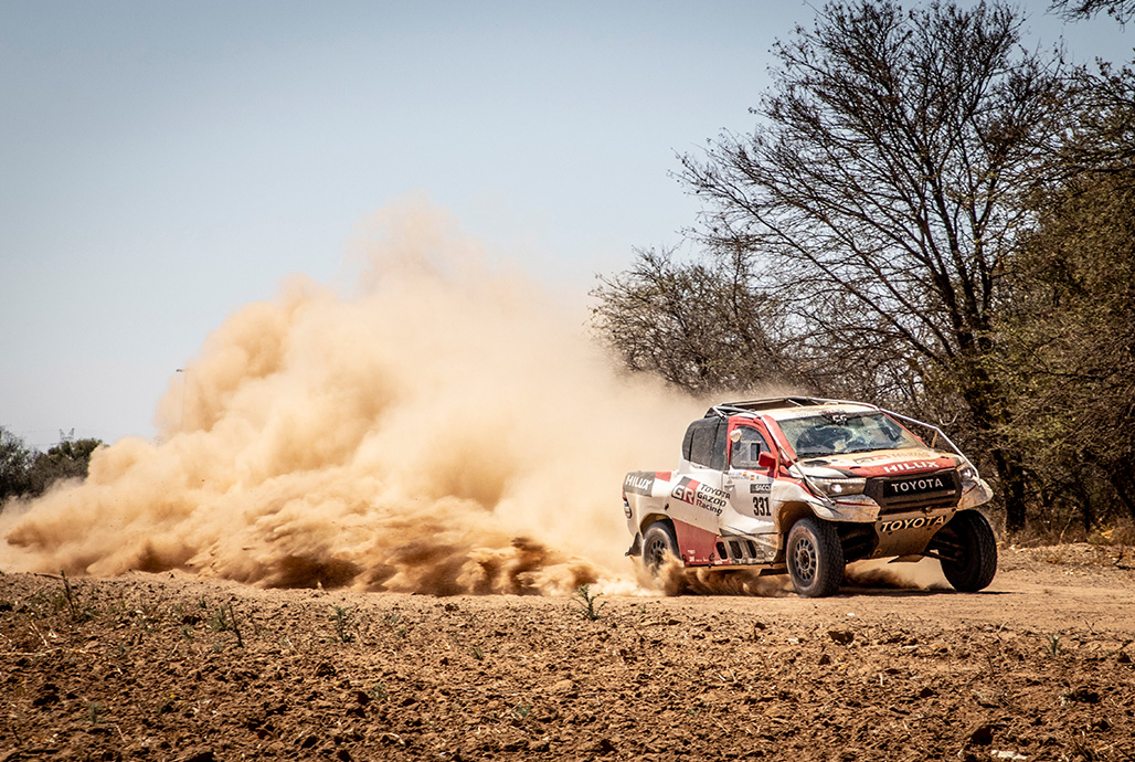 ALONSO ÉS COMA KEMÉNY TAPASZTALATSZERZÉSE FONTOS LÉPÉS A TOYOTA HILUXAL A DAKARHOZ VEZETŐ ÚTON?