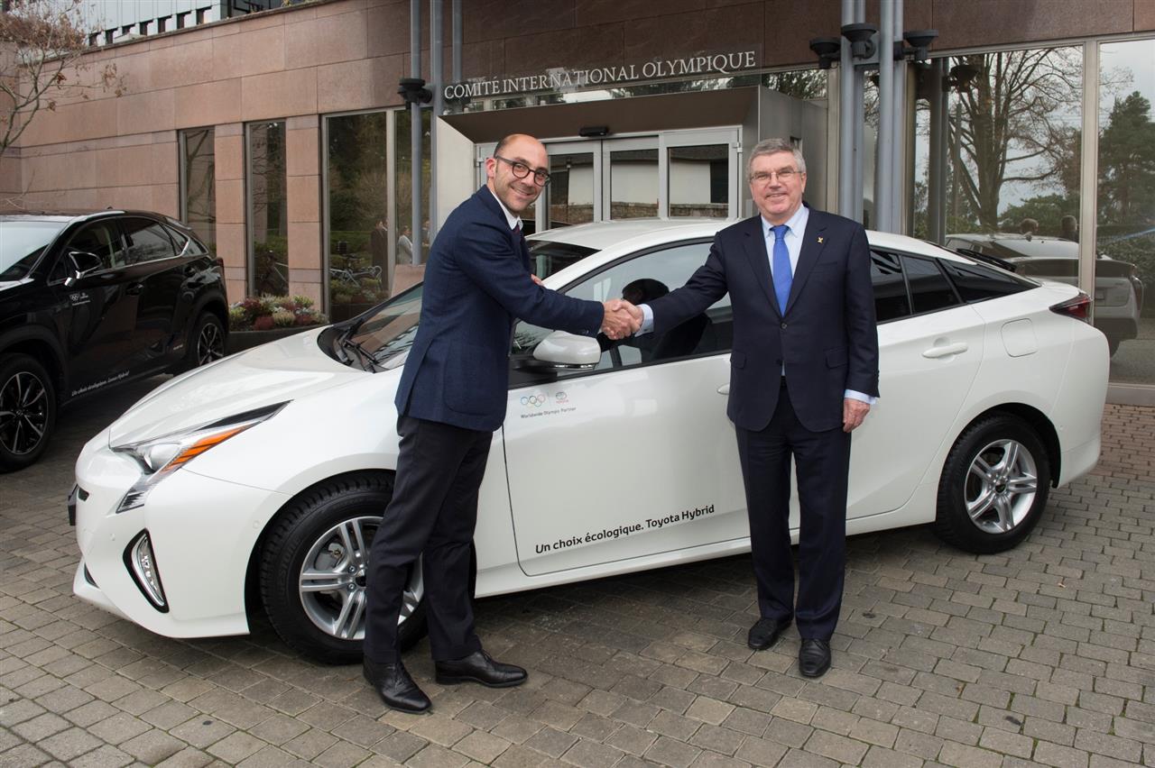 Toyota předala Mezinárodnímu olympijskému výboru první hybridní vozy