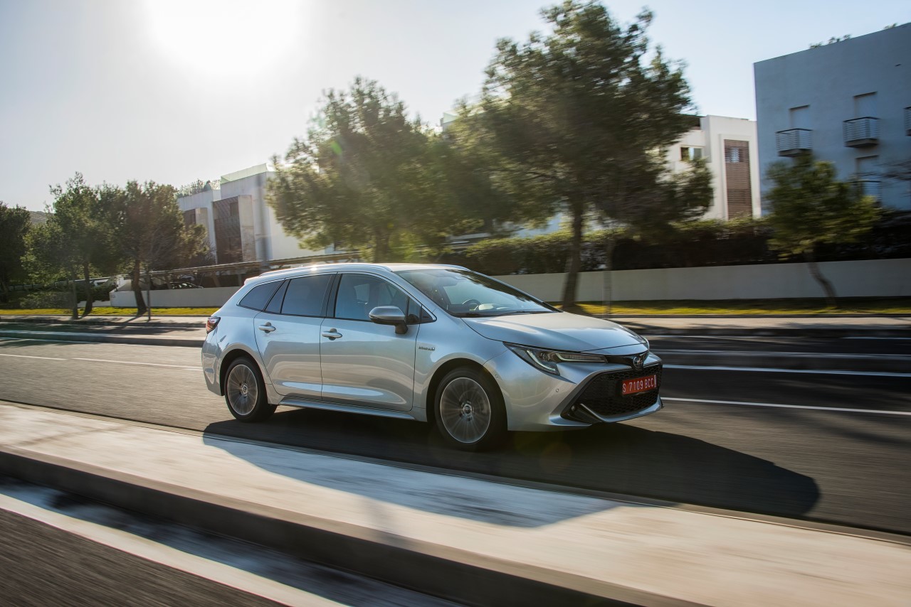 Toyota wzmacnia swoją pozycję na europejskim rynku dzięki hybrydom i nowej Corolli