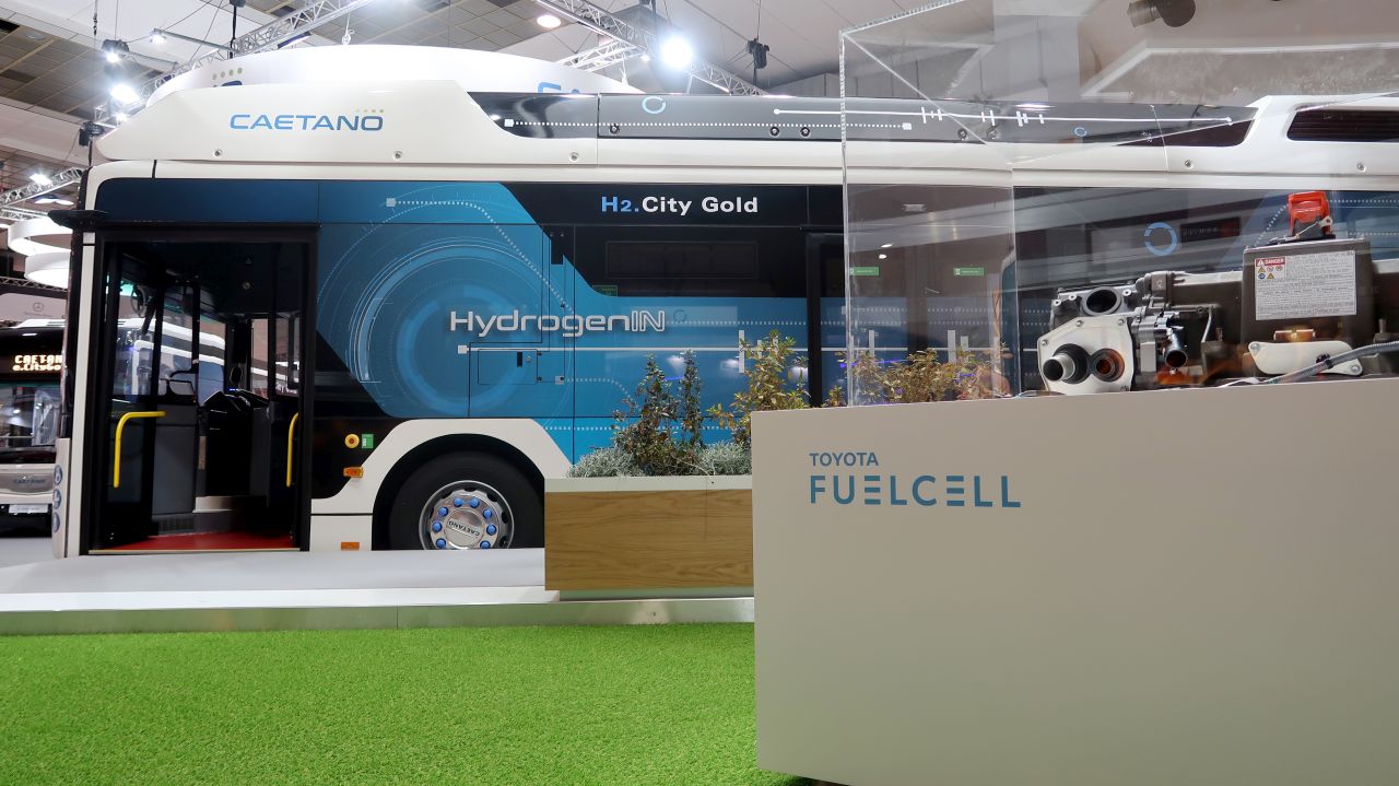 CaetanoBus SA predstavil prvý vodíkový autobus s technológiou palivových článkov od Toyoty