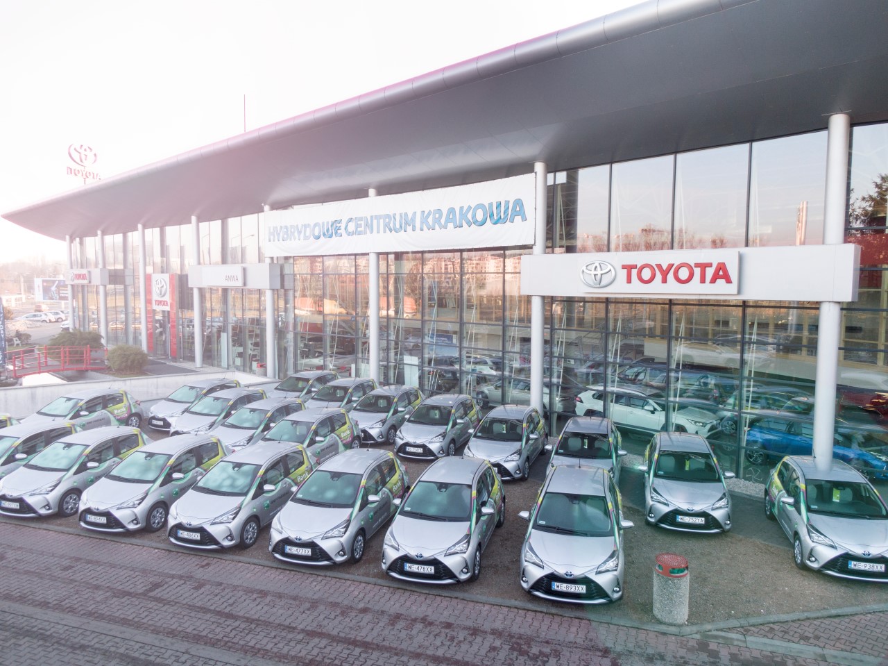 Nowe Toyoty Yaris Hybrid rozbudowały hybrydową flotę Banku BNP Paribas